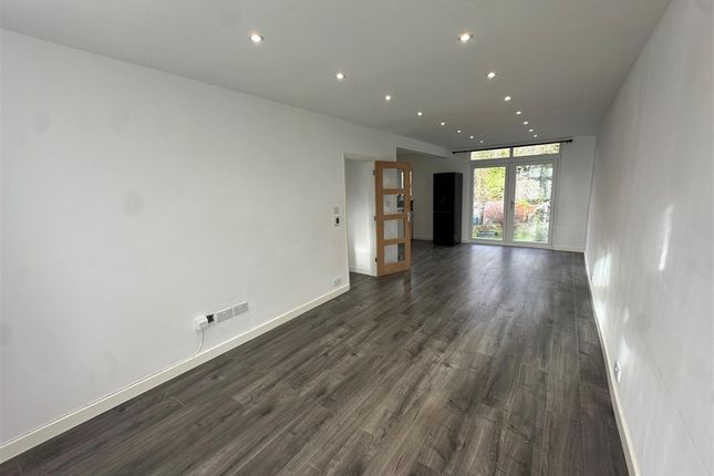 93, Saxon Avenue, Feltham photo 2