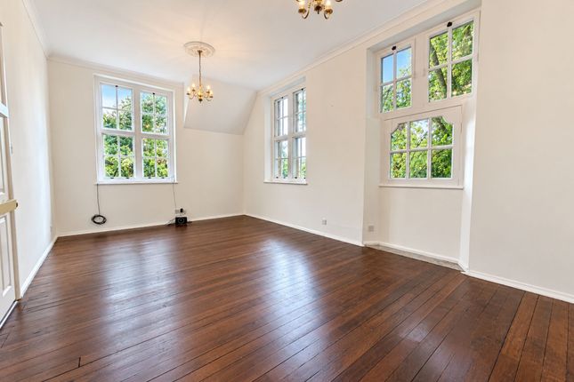 3 Badgers Hollow Peperharow Road, Godalming photo 2