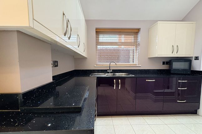 21 Eastgrove Avenue, Bolton photo 2
