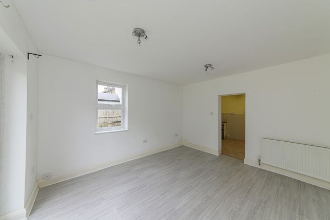 Flat 2 141, Friern Park, London photo 4