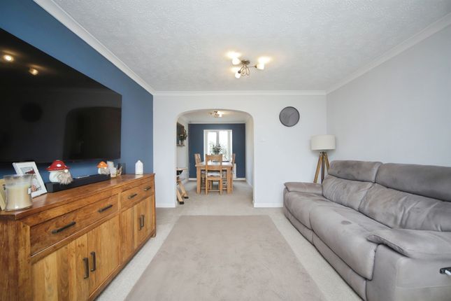 4, Feversham Way, TAUNTON photo 3