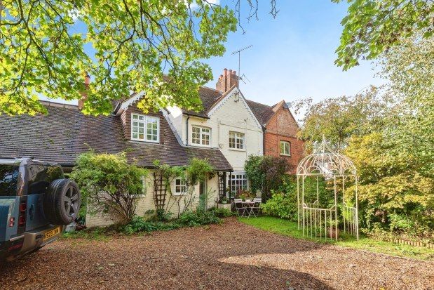 Thumbnail Cottage to rent in Old Lane The Gardens, Cobham