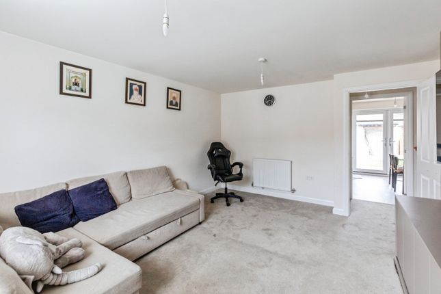 9, Orlando Road, Wellingborough photo 2