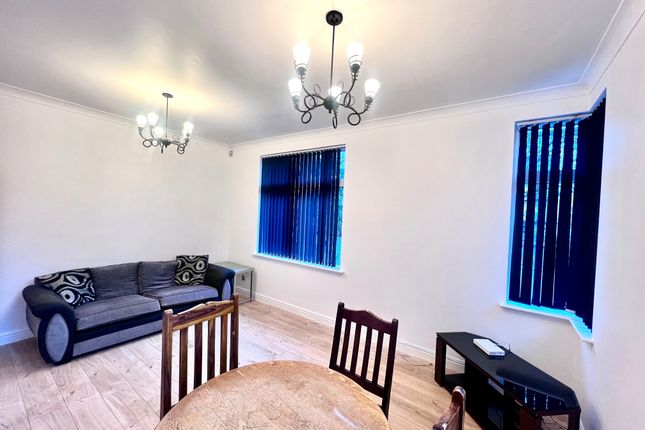 Flat 3, Manchester photo 3