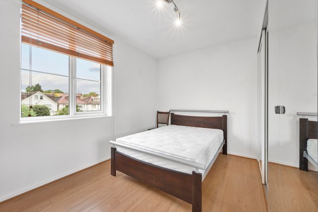 5, Gladebury Court, Wimbledon photo 2