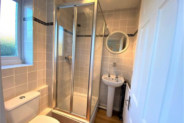 163 Forest Drive West, London photo 3