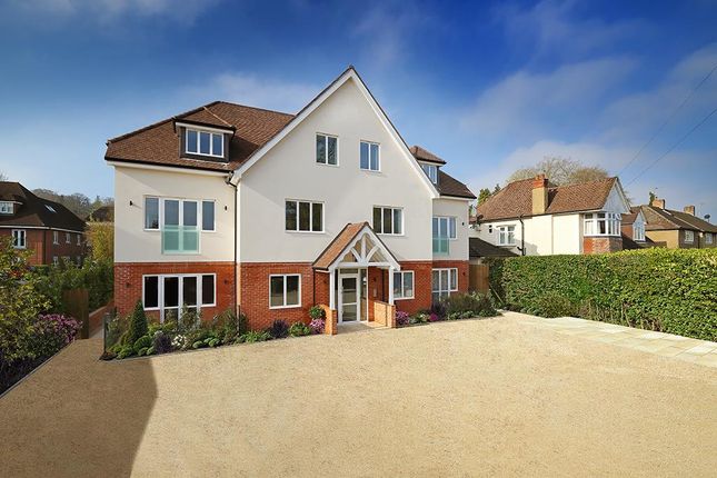 1-Cobhamrd-Apts-Ext+Communalareas-7406-Rightmove.J
