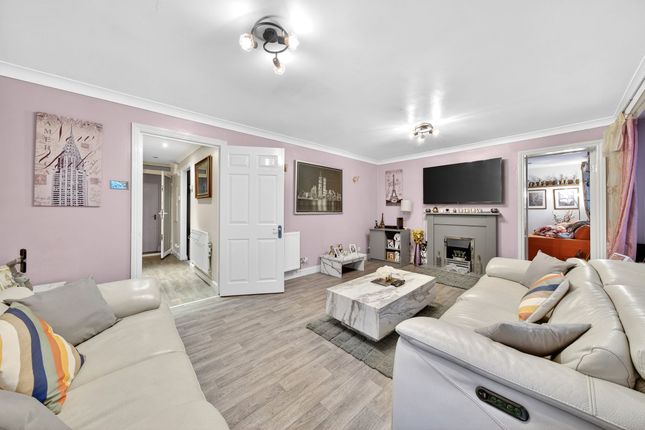 11 Shetland Close, Borehamwood photo 4