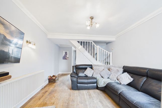 30 Wharf Road, Stanford-Le-Hope photo 2