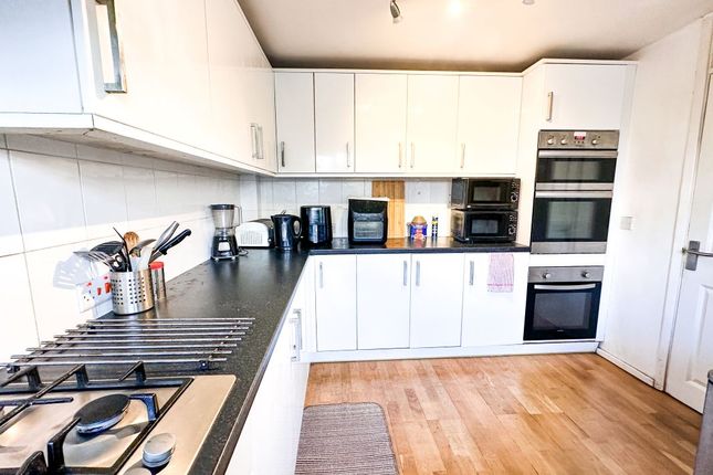 54, Hindhead Gardens, Northolt photo 4