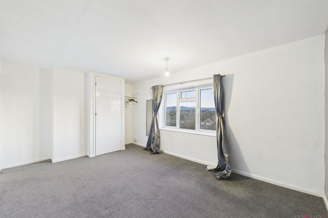 21 Benhall Gardens Gloucester Road, Cheltenham photo 4