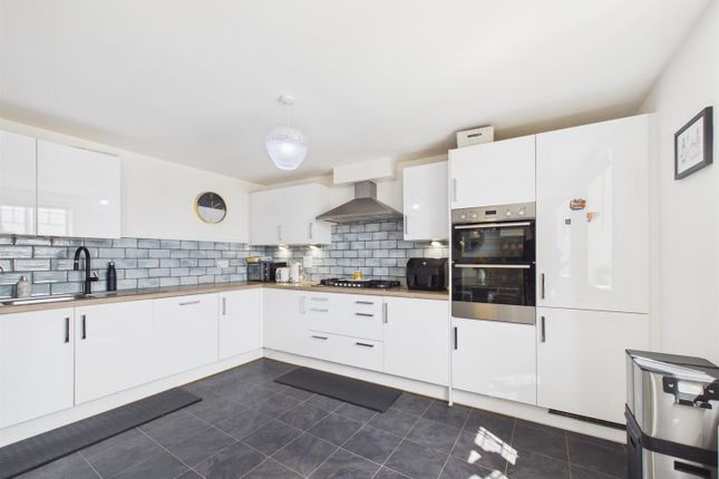 12, Tipton Crescent, Aylesbury photo 4