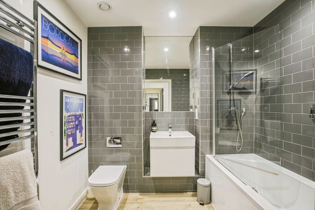 Flat 26, 3, Purbeck Gardens, London photo 4