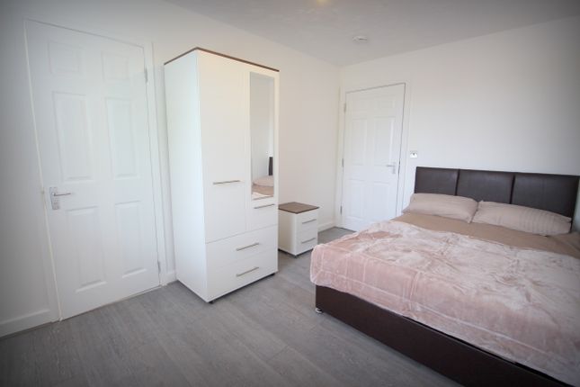 Room 4 91 Redwood Grove, Bedford photo 3