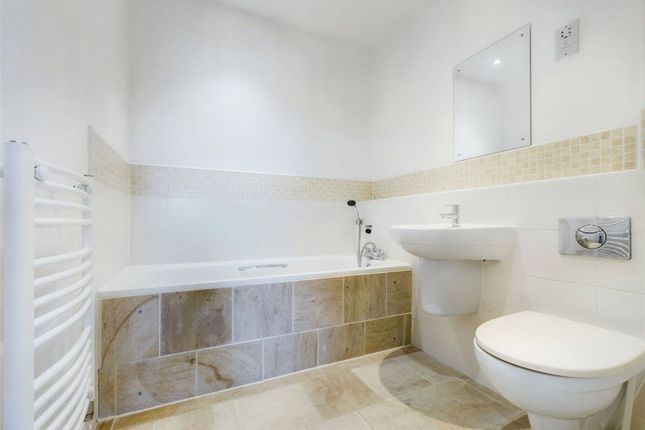Flat for sale in Phoenix Court, Thame, Oxfordshire