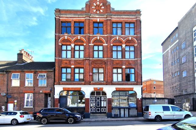 A Very Well Maintained One Bedroom Second Floor Flat Available For Sale Located On Guildford Street In Luton