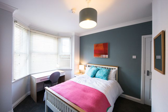 Thumbnail Room to rent in Shaftesbury Road, Reading