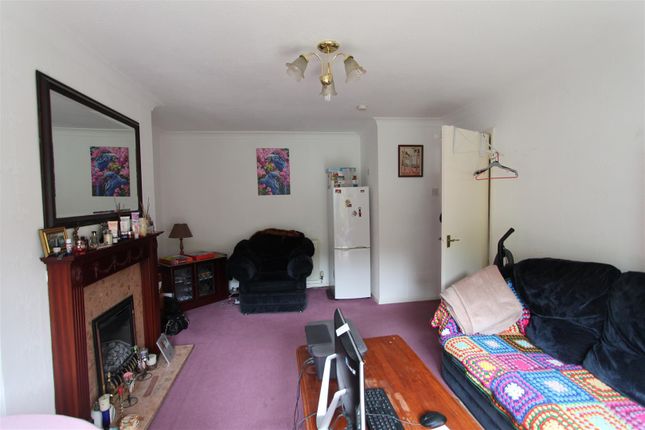 Thumbnail Flat to rent in Combe Close, Leicester