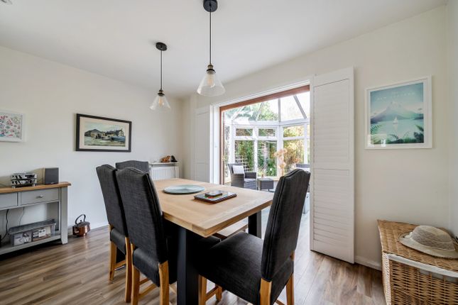 2, Ellis Farm Close, Surrey photo 4