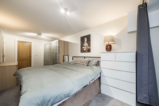 Flat 56, Picture House, 7, Streatham High Road, London photo 3