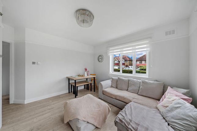 14 The Maisonettes Alberta Avenue, Sutton photo 3
