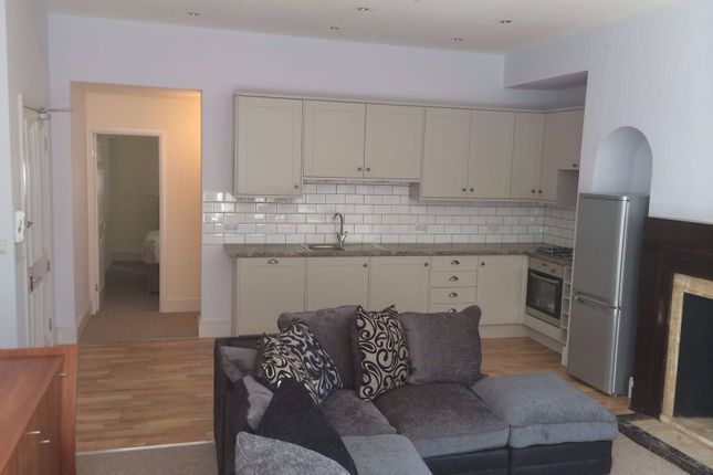 Town house to rent in Newton Road, Leeds