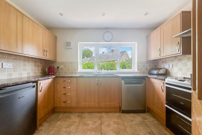 5, Hatchers Crescent, Blunsdon photo 3