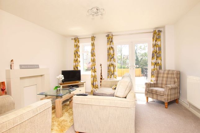 18, Clos Myddlyn, Beddau photo 2