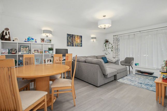 Flat 2, Highgate Court, Farnborough photo 3