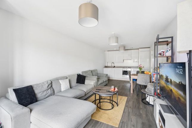 Flat 3  Elizabeth Court 19-21, Bathurst Walk, Iver photo 3