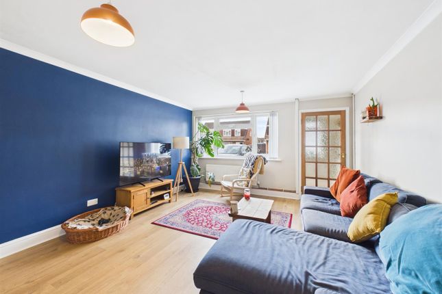 31, Rowland Way, Aylesbury photo 3
