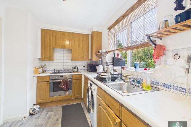 6, Stepney close, Crawley photo 2