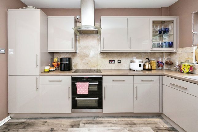 21, Harrow Way, Ashford photo 3