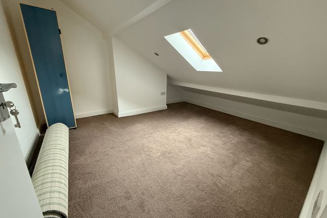 85, HUDDERSFIELD photo 5