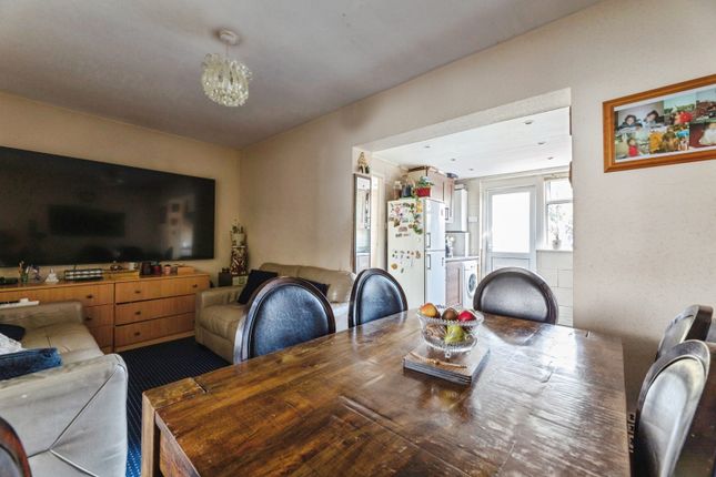 46, Cheriton Avenue, Ilford photo 3