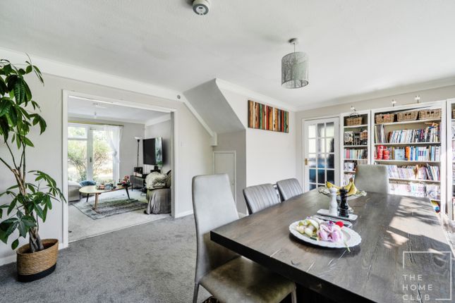 2, Kingswood Close, Guildford photo 2