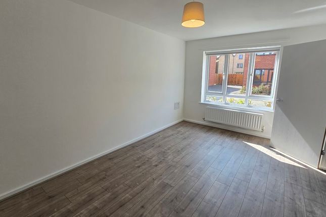 8, Earsham Grove, Peterborough photo 4