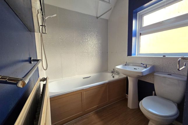 3-bed semi-detached on 25, Kent End, Swindon, £170,000