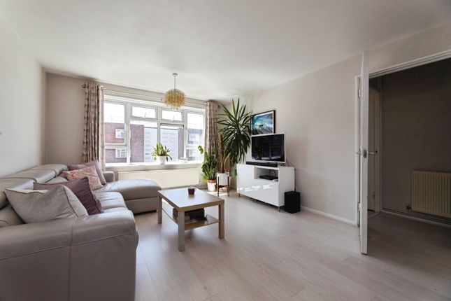 28, Radbourne Crescent, Walthamstow photo 2
