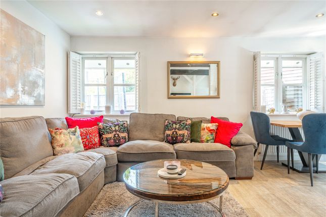2, Hatch Farm Mews, Addlestone photo 2