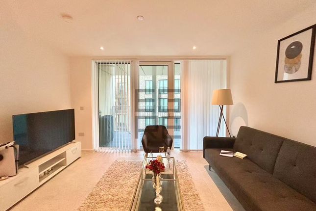 Apartment 403 Bouchon Point,, Bouchon Point, London photo 2