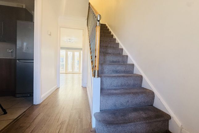 5, Farmbrook, Bushmead photo 2
