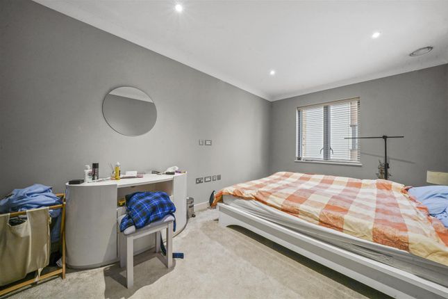 Flat for sale in Hope Close, London