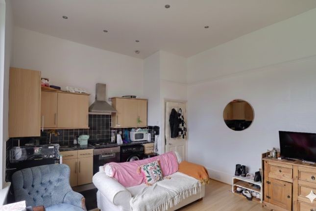 34b, Dagnall Park, London photo 3