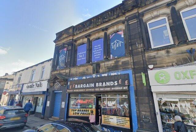 Retail premises to let in Northgate, Gomersal, Cleckheaton