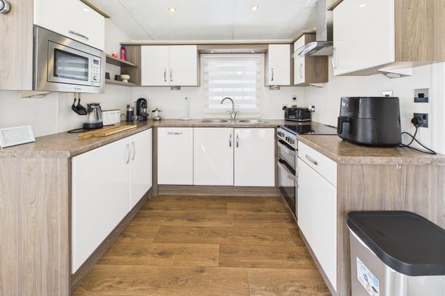 29 Lakeside, Oaklands Holiday Park, Colchester Road, Clacton-On-Sea photo 3