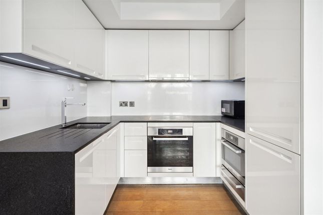Flat to rent in Wolfe House, Kensington