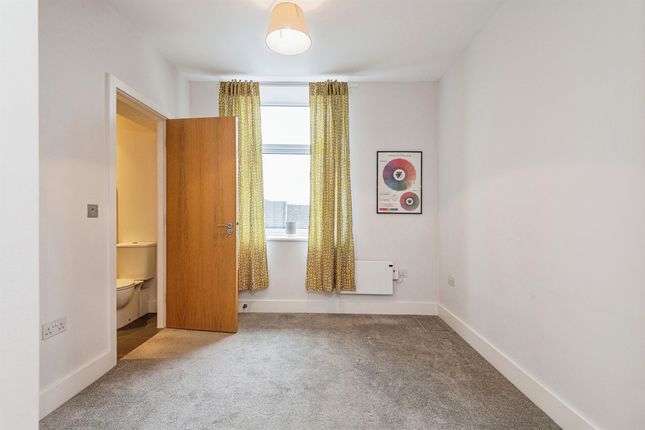 Flat for sale in Glebe Mount, Pudsey