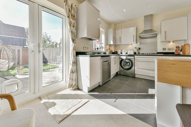 5, Pembridge Gardens, STEVENAGE photo 3