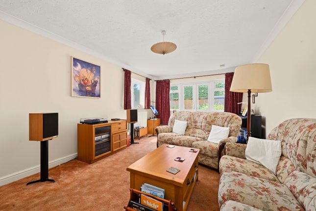 10 Heath Close, Aylesbury, Buckinghamshire photo 4